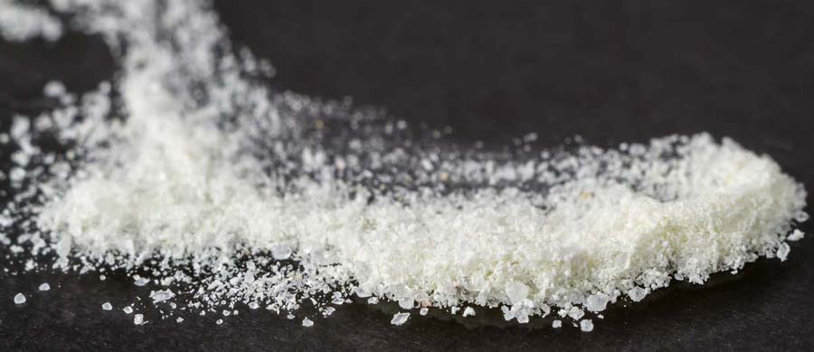 Рассыпанные кристаллы наркотика соль